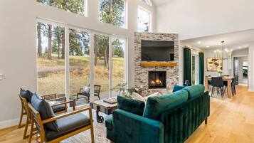 Smart TV, fireplace, stereo