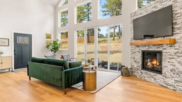 Smart TV, fireplace, stereo