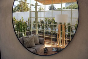 Căn hộ Deluxe | Khu phòng khách | TV màn hình phẳng