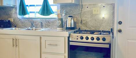 Køleskab, mikrobølgeovn, ovn, kogeplade