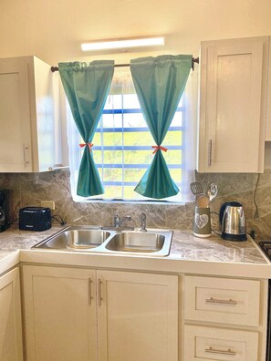 Een koelkast, een microgolfoven, een oven, een kookplaat