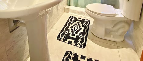 Douche, séchoir à cheveux, serviettes fournies, savon