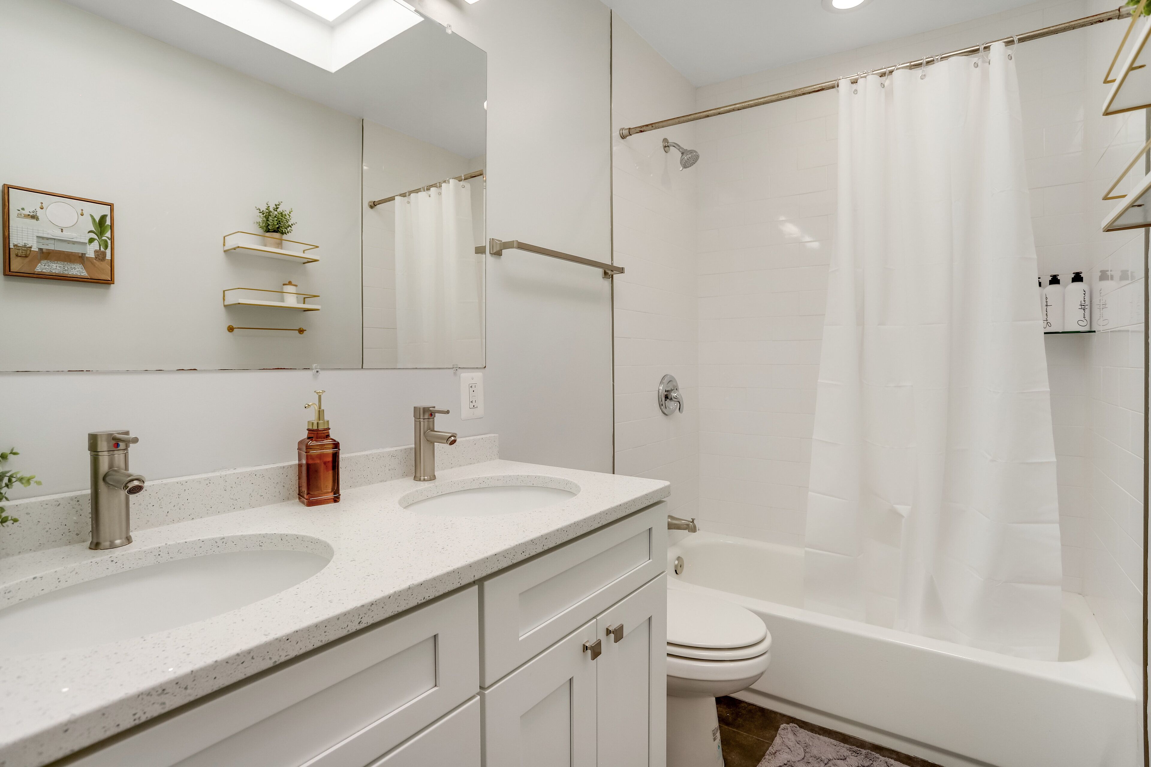 Suihku, hiustenkuivaaja, pyyhkeet, saippua