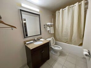 Ensemble baignoire-douche, serviettes fournies, savon, shampooing