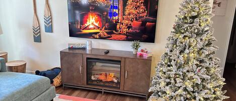 Téléviseur connecté, foyer, lecteur de DVD, table de baby-foot