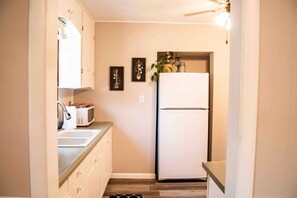 Utensilios de cocina y toallas de papel 