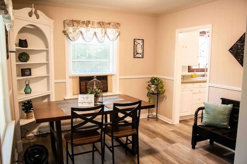 Cozy Two Bedroom Home in Quiet Neighborhood!