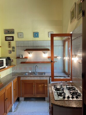Fridge, oven, stovetop, coffee/tea maker - Villa surrounded by greenery a few steps from the sea (Maristella)