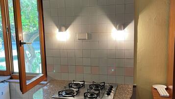 KĂŒhlschrank, Ofen, Herdplatte, Wasserkocher mit Kaffee-/Teezubehör