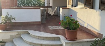 Villa surrounded by greenery a few steps from the sea