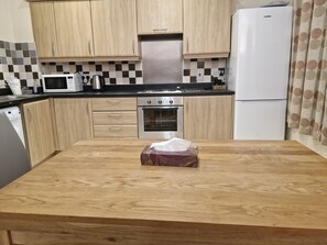 Apartment | Private kitchen | Fridge, microwave, oven, stovetop - Impeccable 1-bed Apartment in Purfleet (Purfleet)