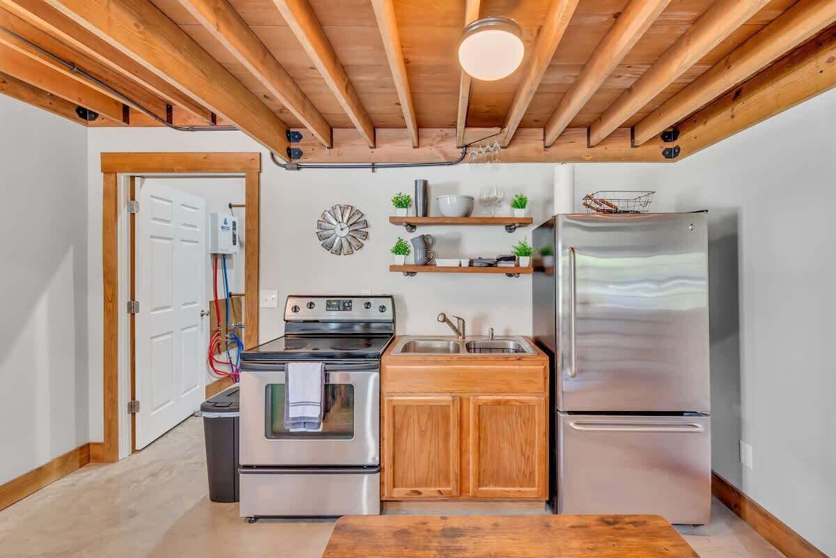 Jääkaappi, mikroaaltouuni, uuni, liesi