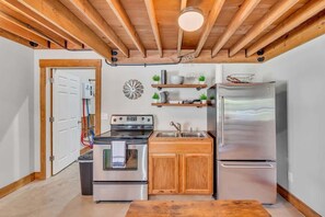 Jääkaappi, mikroaaltouuni, uuni, liesi