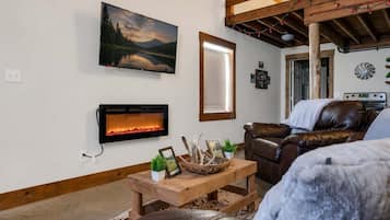 Een televisie en een open haard