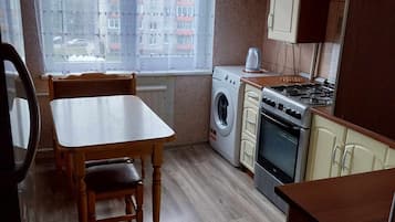 Een koelkast, een microgolfoven, een oven, een kookplaat