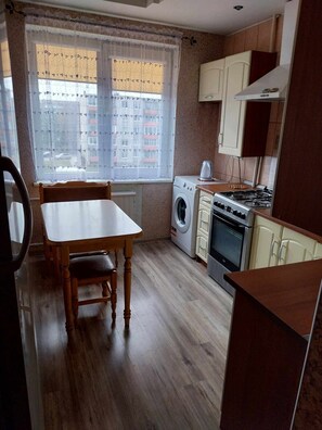 Kjøleskap, mikrobølgeovn, ovn og kokeplater