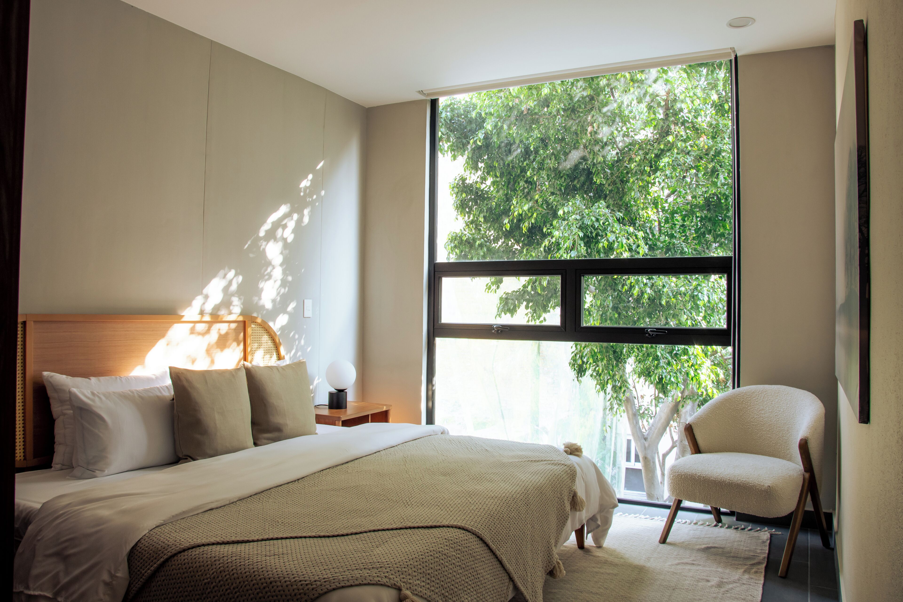 Appartement Deluxe | Coffres-forts dans les chambres, bureau, rideaux occultants