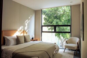 Caja de seguridad en la habitación, escritorio y cortinas blackout