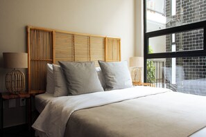 Apartamento exclusivo | Caja fuerte, escritorio, cortinas opacas y tabla de planchar con plancha