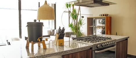 Exclusief appartement | Privékeuken | Een koelkast, een microgolfoven, een oven, een kookplaat