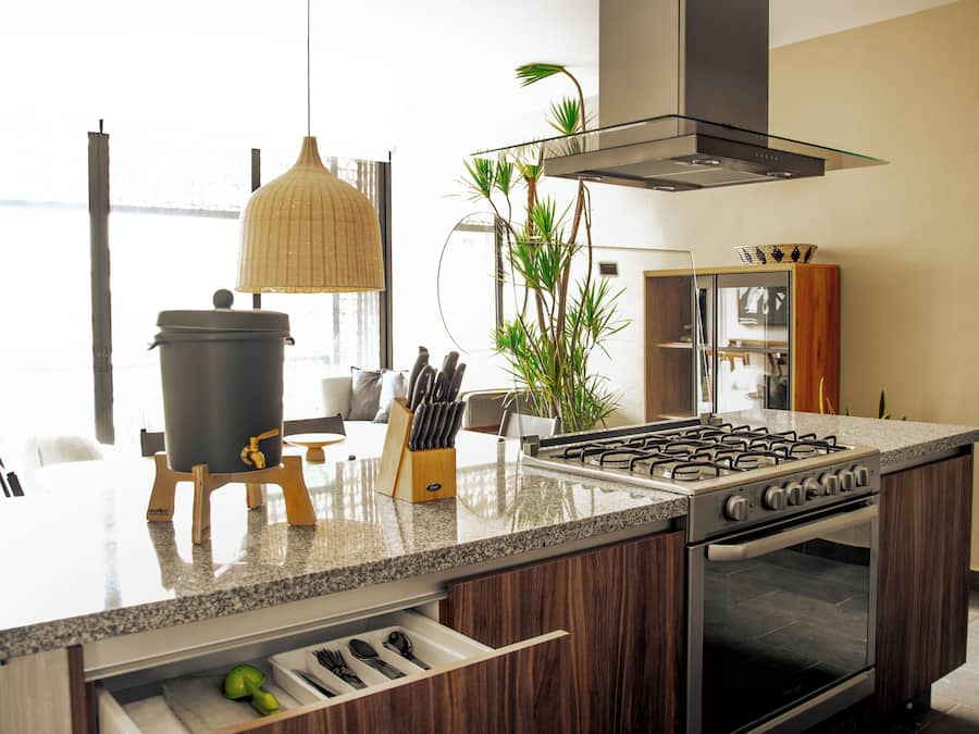 Apartamento exclusivo | Cozinha privada | Geladeira, micro-ondas, fogão, cooktop