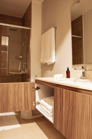 Deluxe Apartment | Bathroom | Shower, hair dryer, slippers, towels - MINERIA 13 by Mr. W (Mexico City)