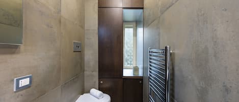 Douche, séchoir à cheveux, bidet, serviettes fournies