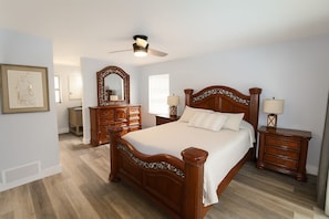 4 chambres, bureau, fer et planche à repasser, lit parapluie