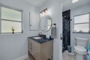 Sèche-cheveux, bidet, serviettes fournies, savon