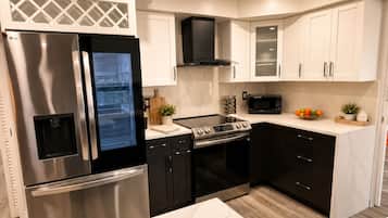 Coffee/tea maker, fridge, oven, stovetop