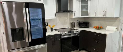 ثلاجة، فرن، موقد طهي مسطح، غسالة أطباق