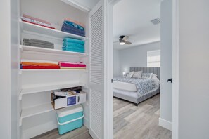 4 chambres, bureau, fer et planche à repasser, lit parapluie