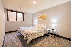 3 室のベッドルーム、デスク、旅行用ベビーベッド、WiFi (無料)