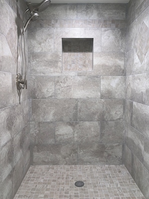 Regadera, secadora de cabello, toallas, papel de baño
