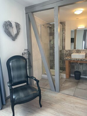 Sèche-cheveux, serviettes fournies