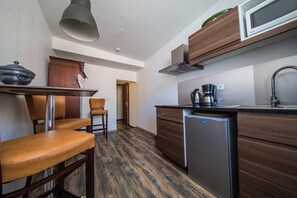 Réfrigérateur, micro-ondes, four, cafetière/bouilloire