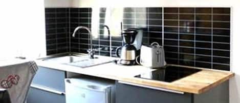 Fridge, microwave, oven, coffee/tea maker