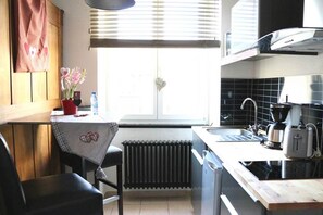 Réfrigérateur, micro-ondes, four, cafetiÚre/bouilloire