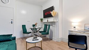 Living area - Stylish Apartment Near Central London (Greater London)