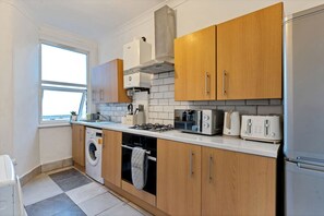 Fridge, microwave, oven, stovetop - Lovely Apartment in London (Greater London)