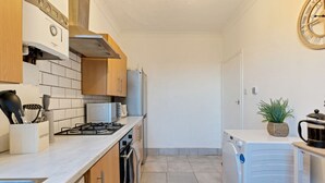 Private kitchen - Stylish Apartment Near Central London (Greater London)