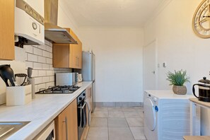 Fridge, microwave, oven, stovetop - Lovely Apartment in London (Greater London)