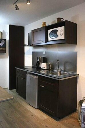 Kjøleskap, mikrobølgeovn, ovn og kaffetrakter/tekoker