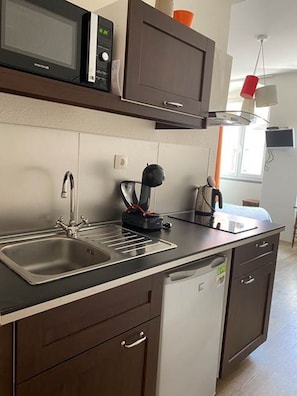 Réfrigérateur, micro-ondes, four, cafetière/bouilloire