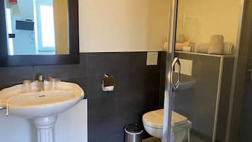 Een haardroger, handdoeken