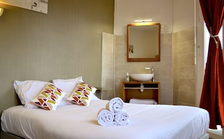 Suite, Shared Bathroom | Free WiFi. Alizéa