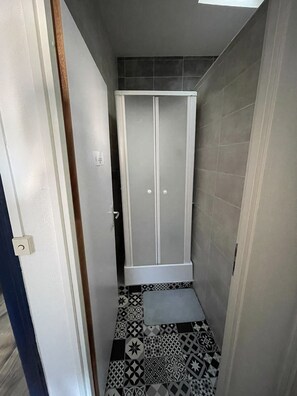 Chambre Double Classique, salle de bains commune | Salle de bain