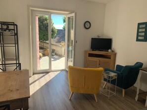 TV - Little gîte in the center of Barjac Chez Art et Hasards
(Barjac)