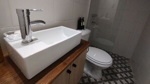Apartemen | Kamar mandi | Shower, kloset, handuk, dan tisu toilet