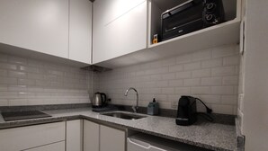 Oven, ketel listrik, dan peralatan masak/sendok-piring